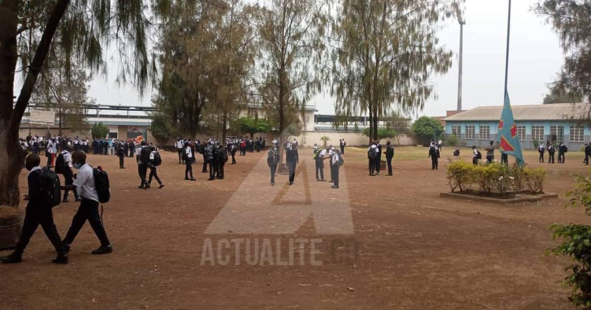 Quelques élèves dans la cour d'une école à Lubumbashi