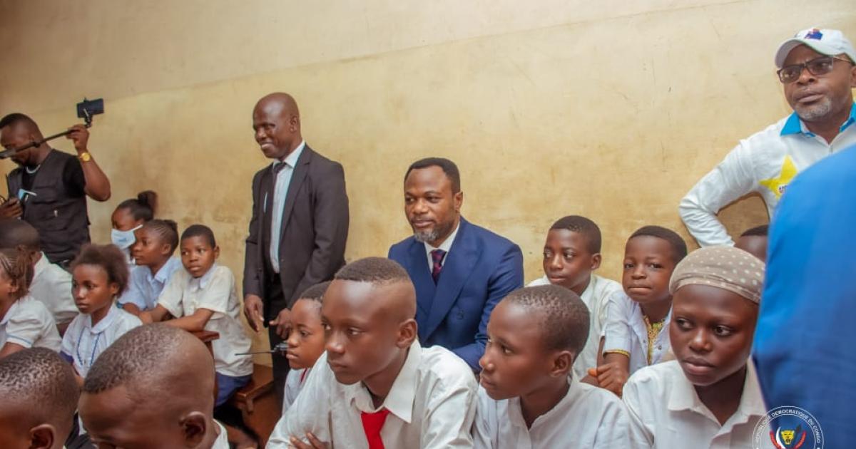Tony Mwaba dans une salle de classe avec les élèves
