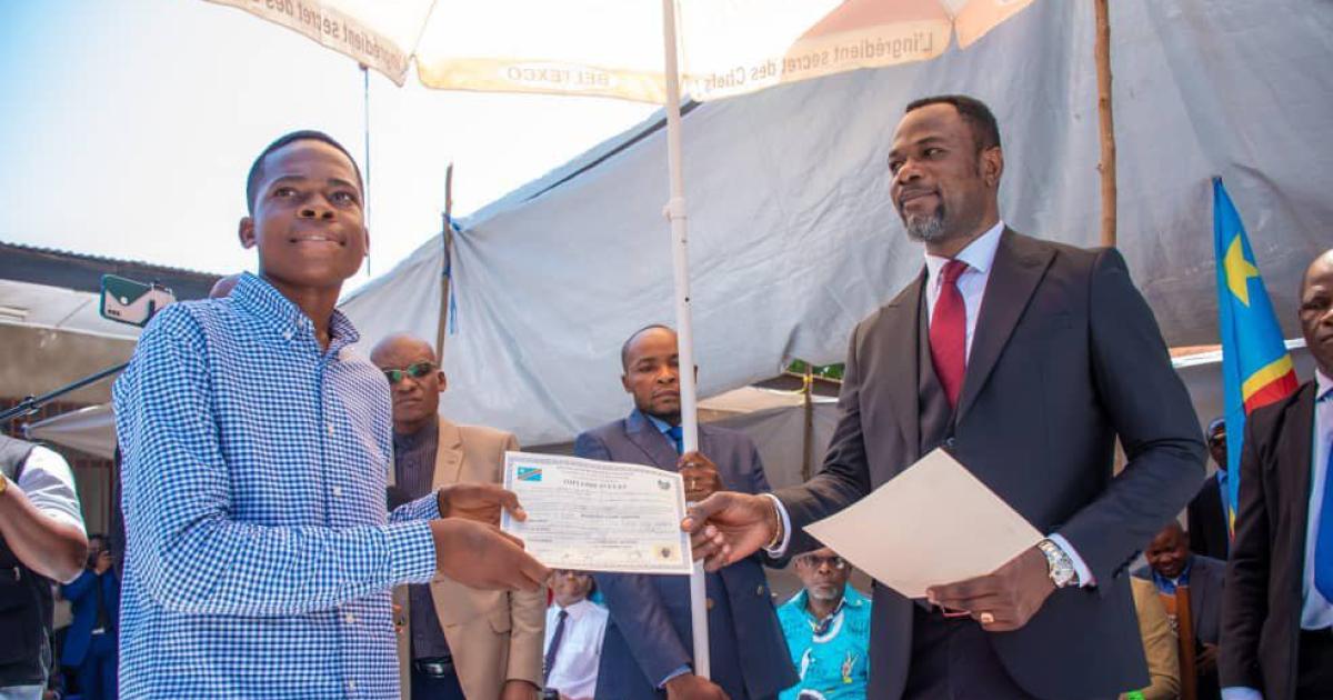 Tony Mwaba en train de remettre les diplomes d'Etat aux lauréats de l'édition 2020