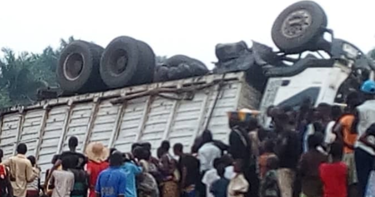 Un camion accidenté sur la route Tshikapa