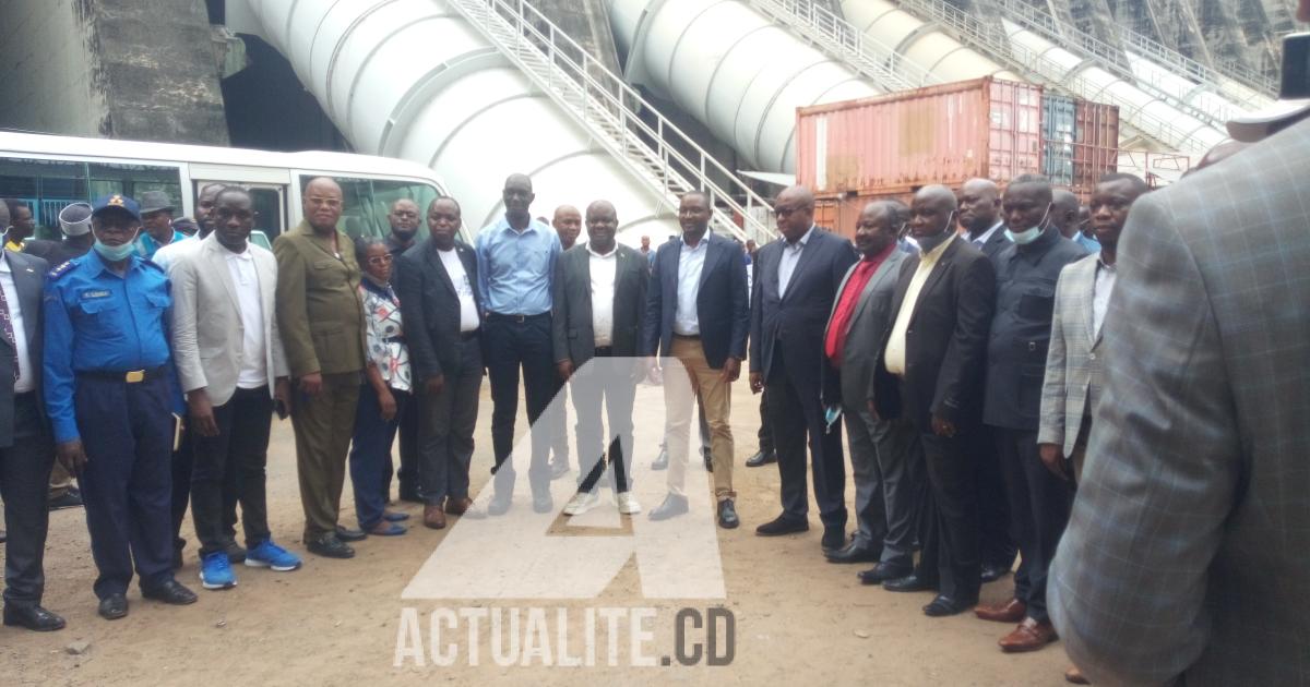 Le ministre des ressources hydrauliques et de l'électricité et la délégation de la SNEL. Photo actualite.cd