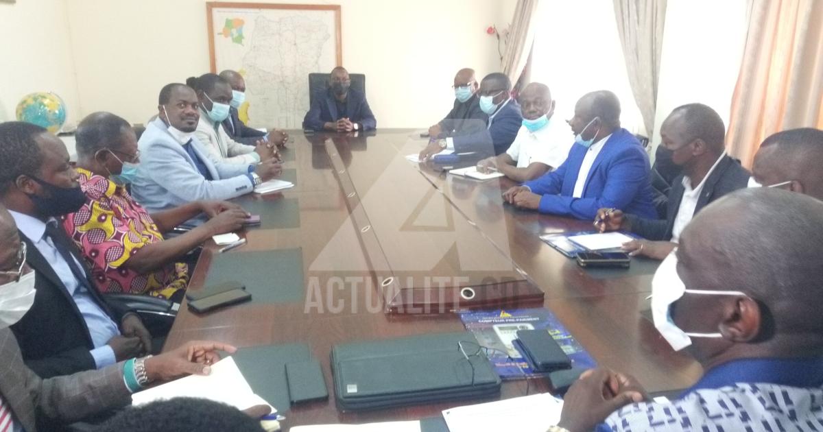 Réunion entre le ministre Olivier Mwenze et la SNEL à Inga. Photo actualite.cd