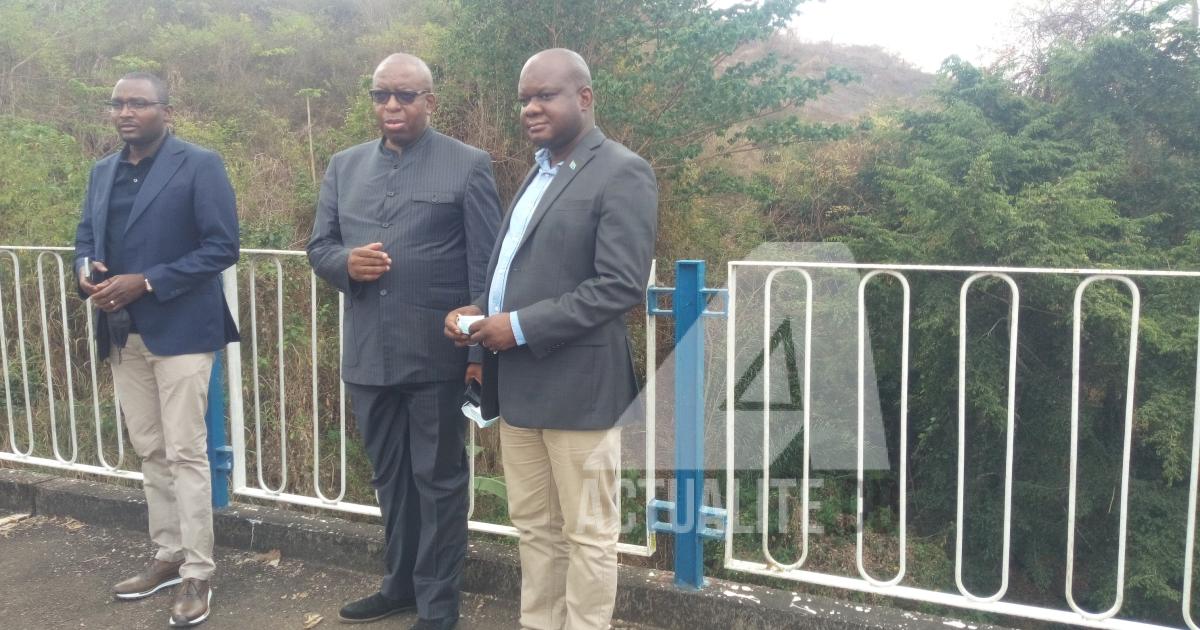 Le ministre des ressources hydrauliques et de l'électricité, le vice-ministre du plan et le DG de la SNEL sur le pont Bundi. Photo actualite.cd