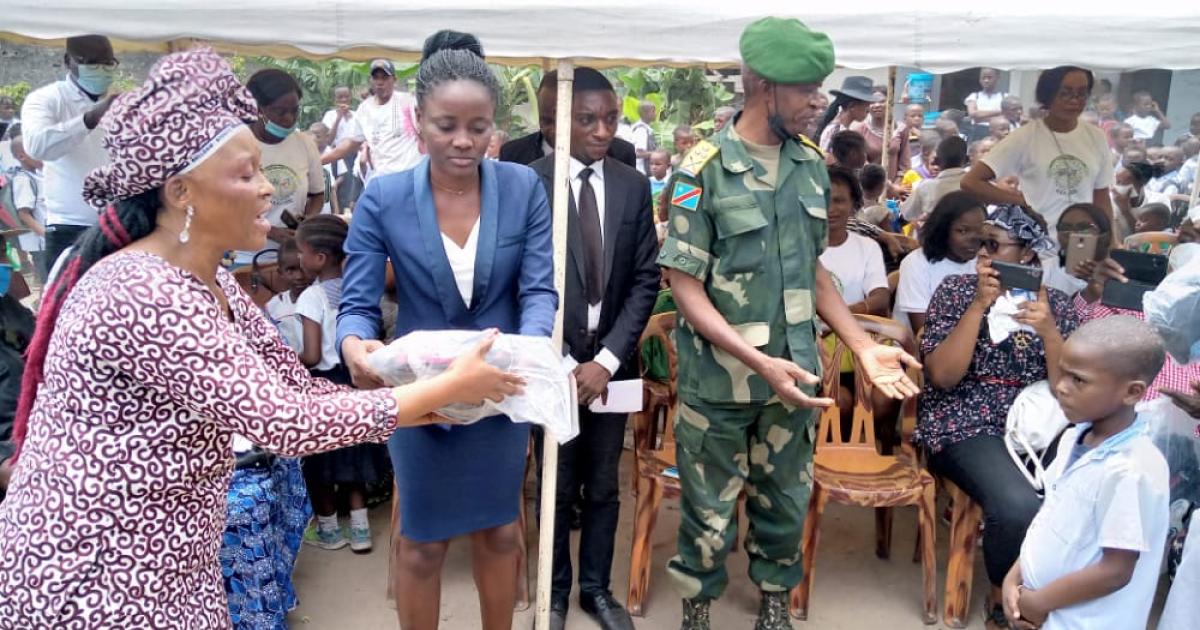Remise des kits scolaires aux enfants de l'école primaire du camp Kokolo