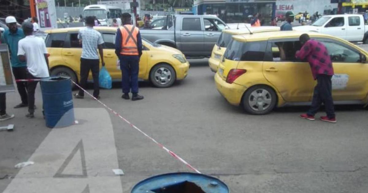 les véhicules sur le Boulevard embouteillage