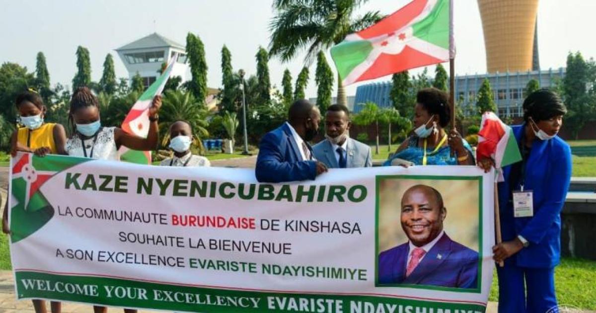 Des burundais accueillant leur président à Kinshasa