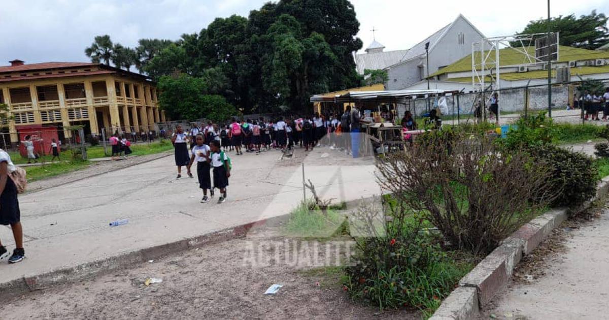 Les élèves dans la cour de Lycée Bosangani