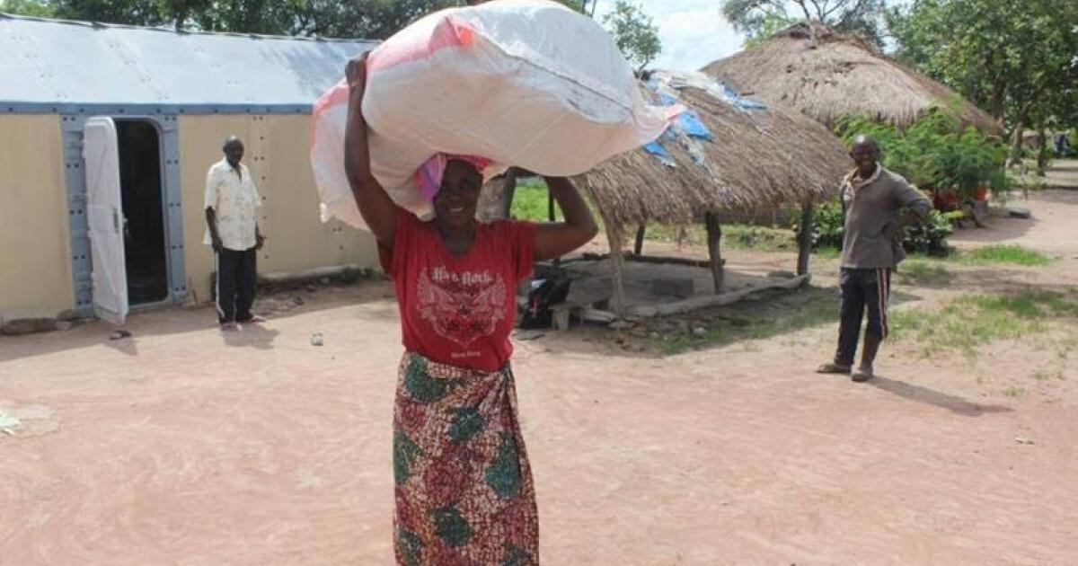 Une  femme réfugiée congolaise se prépare à rentrer chez elle en République démocratique du Congo depuis le camp de Mantapala, en Zambie.   © HCR/Bruce Mulenga