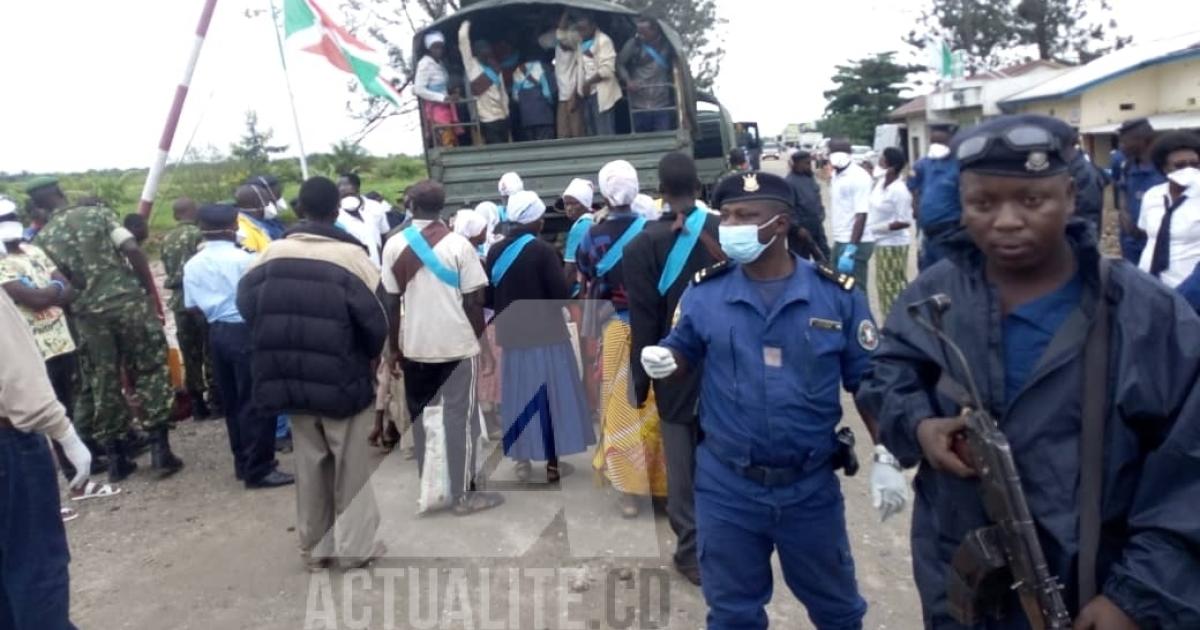Des réfugiés burundais au poste frontalier de Katumba de retour de la RDC