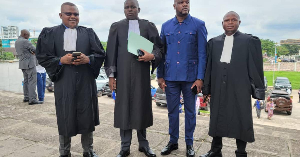 Ardent Kabambi entouré de ses avocats 