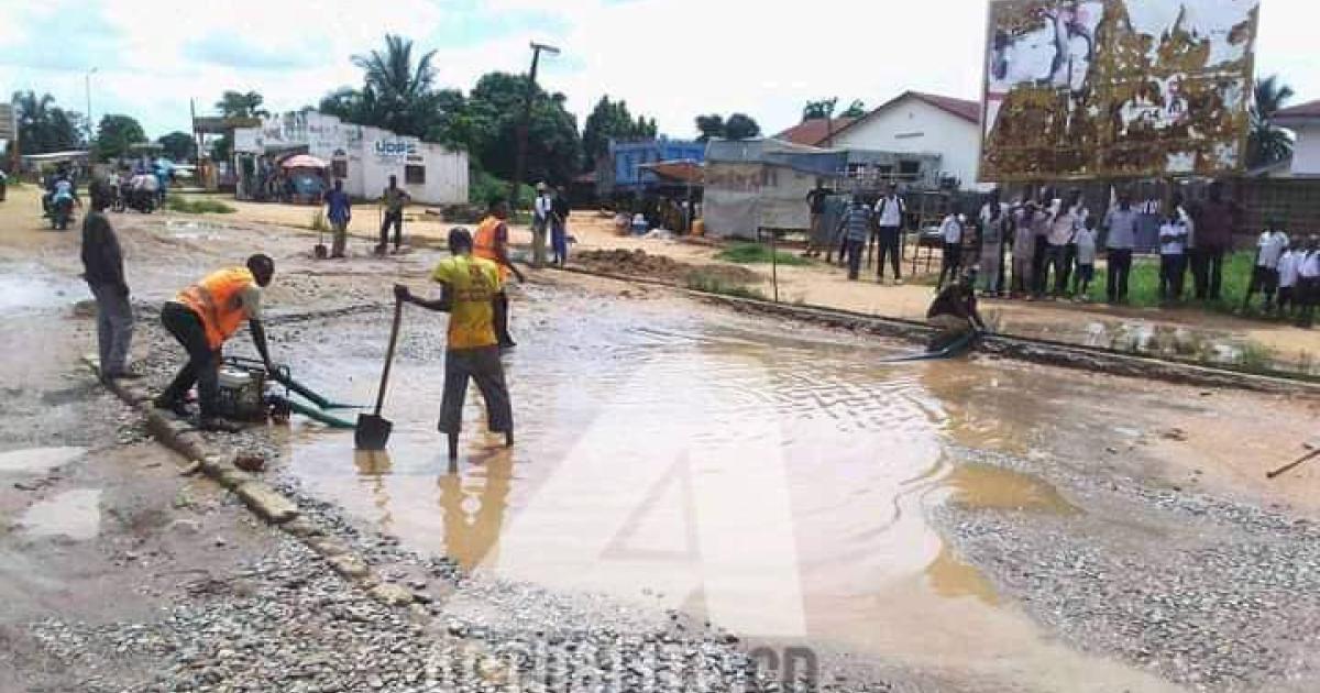 Les agents de l'OVD en train d'effectuer des travaux sur une artère de la ville de Kananga