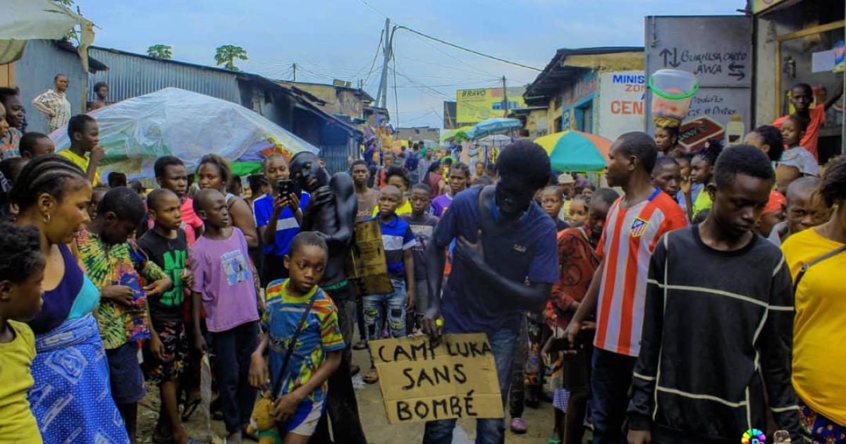 Performance artistique contre Bombé à Camp Luka