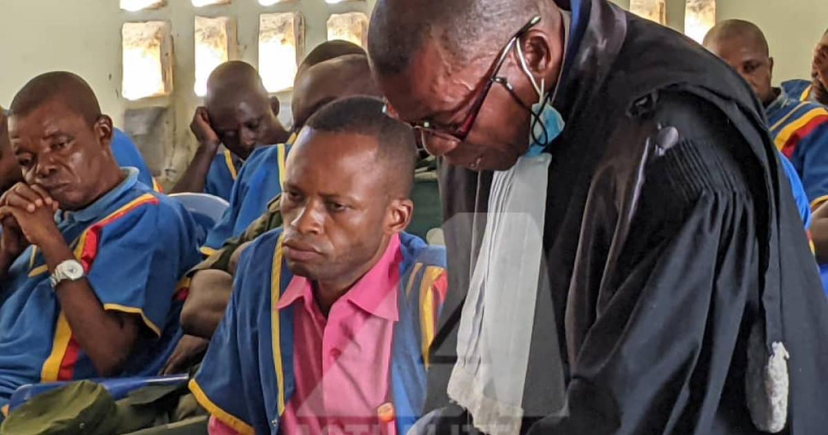 Procès sur le meurtre des experts de l'ONU: le prévenu Jean Bosco Mukanda en chemise rose assiste de son avocat