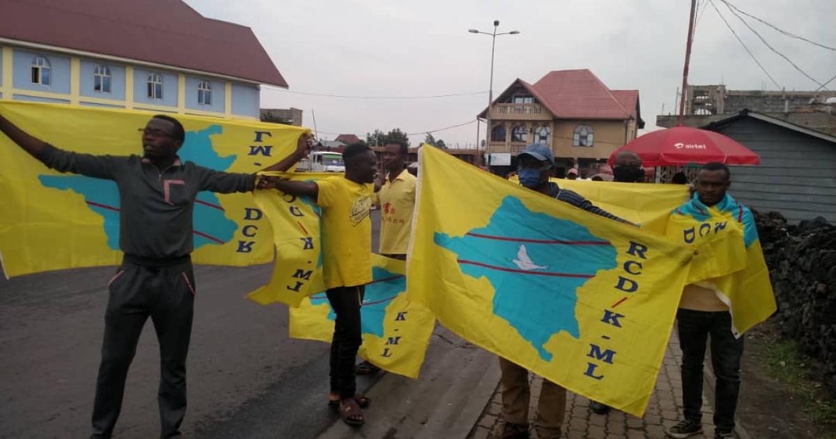 Les militants du RCD/KML brandissant le drapeau du parti à Goma