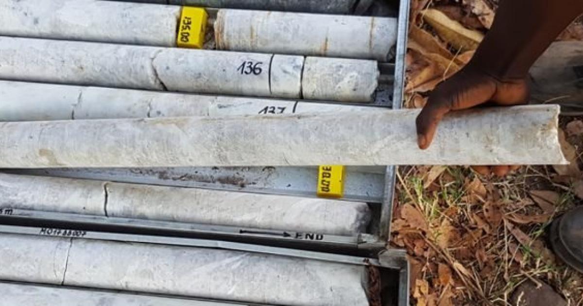 Échantillons de lithium sur le site en développement de Manono, opéré par une filiale de l’australien AVZ Minerals. © AVZMINERALS