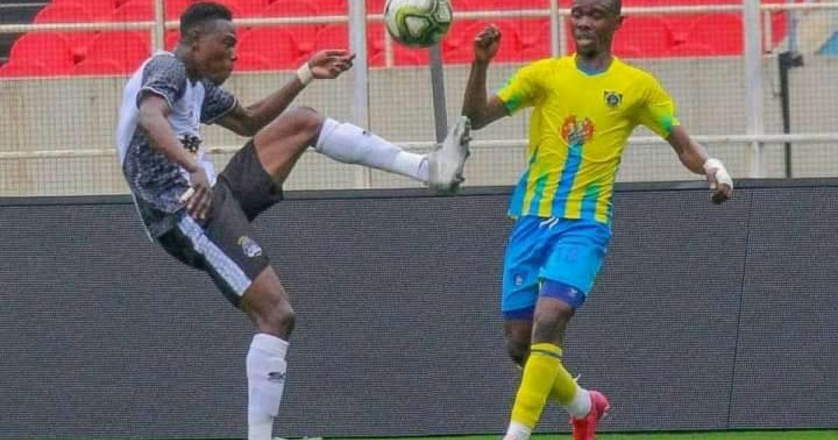 Arsène Zola opposé à un joueur de Lupopo au championnat national