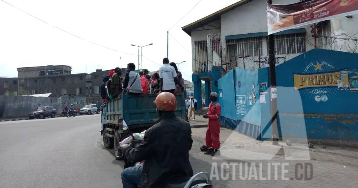 Les gens recourant à des camions de marque Ben et des tricycles comme moyen de transport