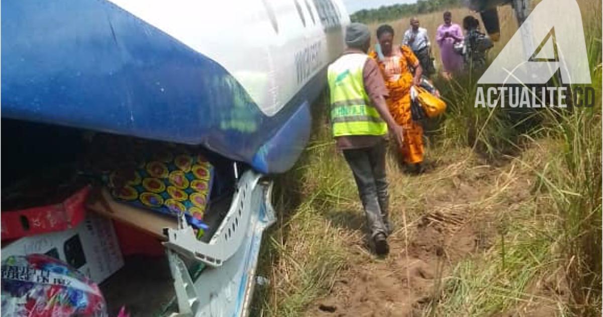 un avion rate son atterrissage et atterri dans la brousse