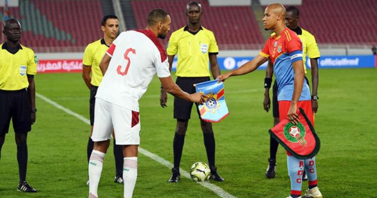Marcel Tisserand avec le capitaine marocain lors d'un match amical