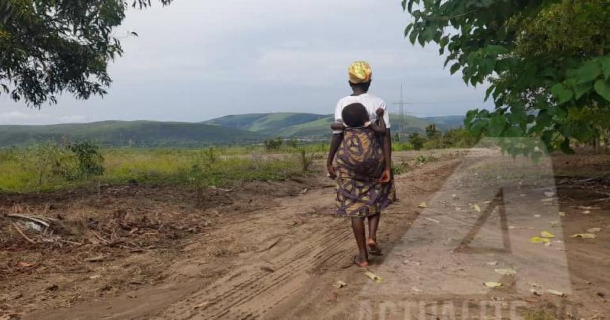 Henriette Kiakumbuta, 21 ans, avec l'un de ses quatre enfants sur le dos