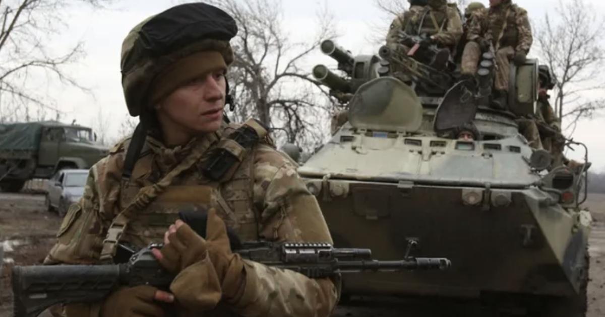 Des soldats ukrainiens sur le pied de guerre dans la région de Lougansk, le 24 février. ANATOLII STEPANOV/AFP