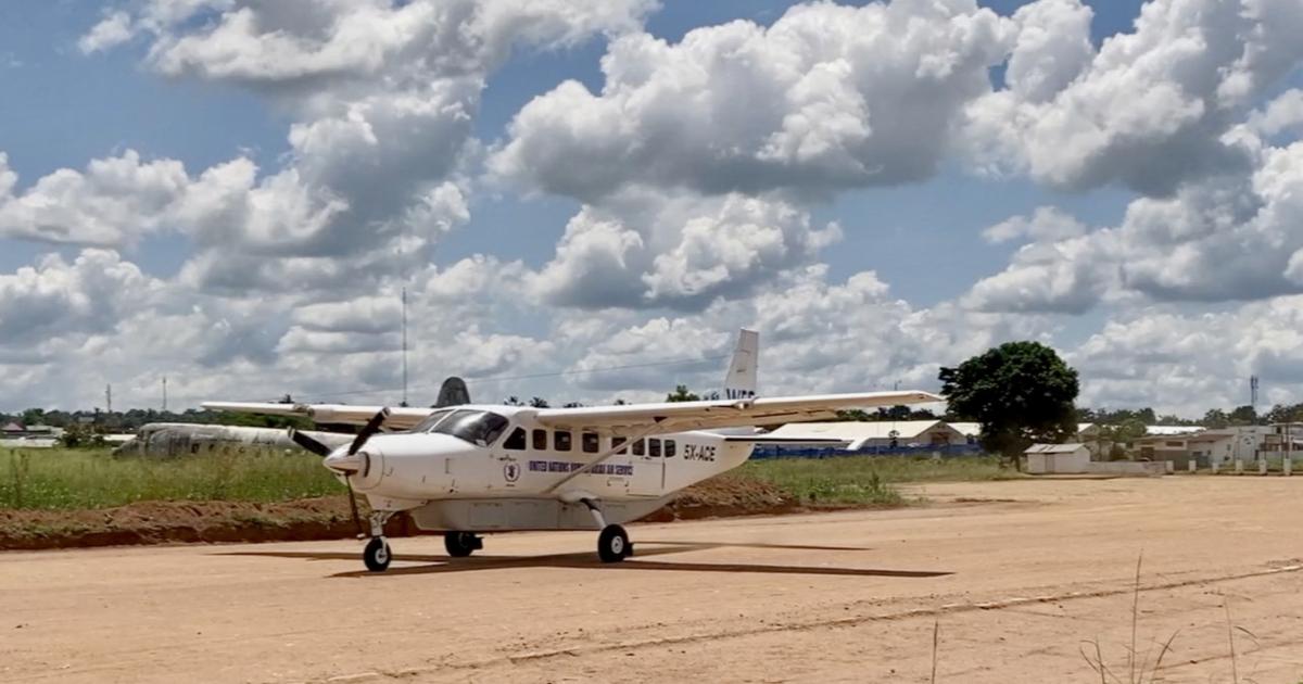 Un avion UNHAS se prépare à décoller à l’aéroport de Tshikapa. Ph. Elisabeth Bryant/PAM
