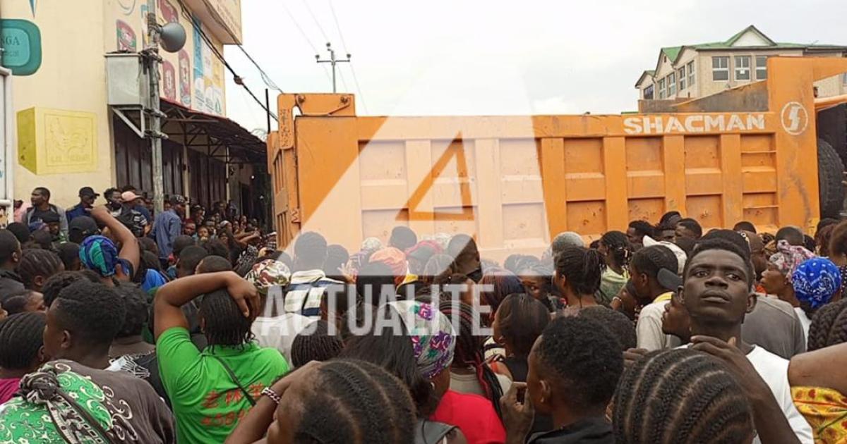 La foule rassemblée à l’arrêt le Rocher à Matadi Kibala