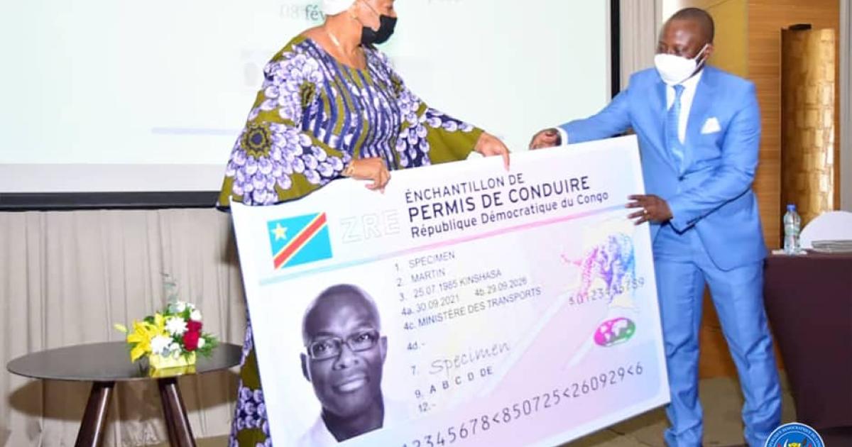 Eve Bazaiba reçoit un modèle du nouveau permis de conduire en RDC