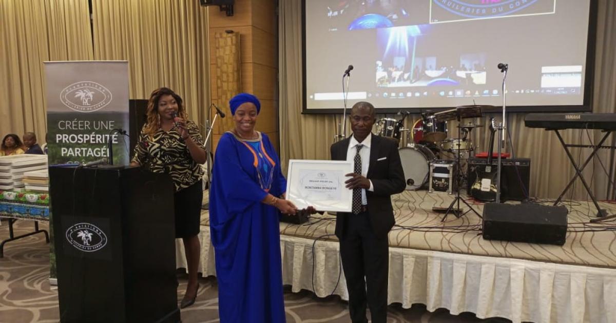 Eve Bazaiba lors de la remise des prix aux agents de PHC