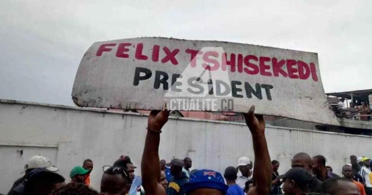 Les militants UDPS brandissant un calicot de soutien à Tshisekedi