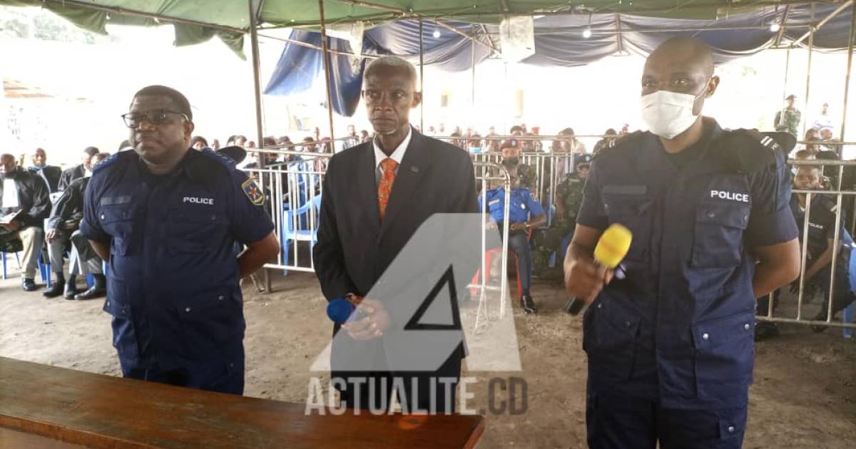 Procès Chebeya; sur la photo, les policiers Daniel Mukalayi (gauche) et Eric Banza (droite) et l'interprète au milieu 