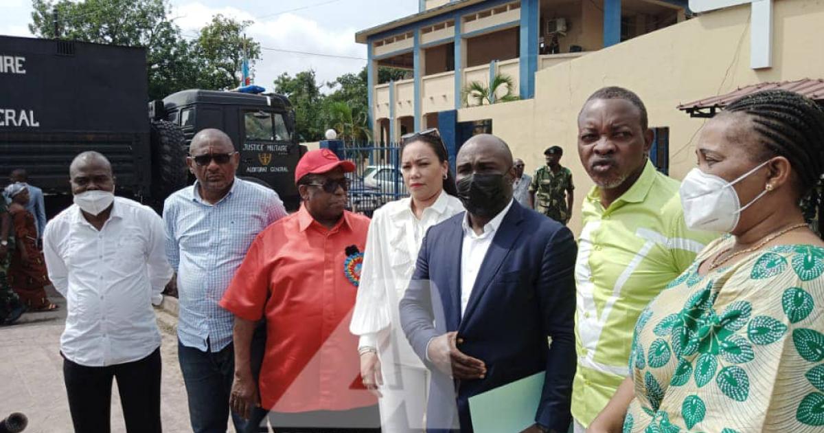 Le député national Raphaël Kibuka et ses collègues devant l'auditorat militaire des FARDC