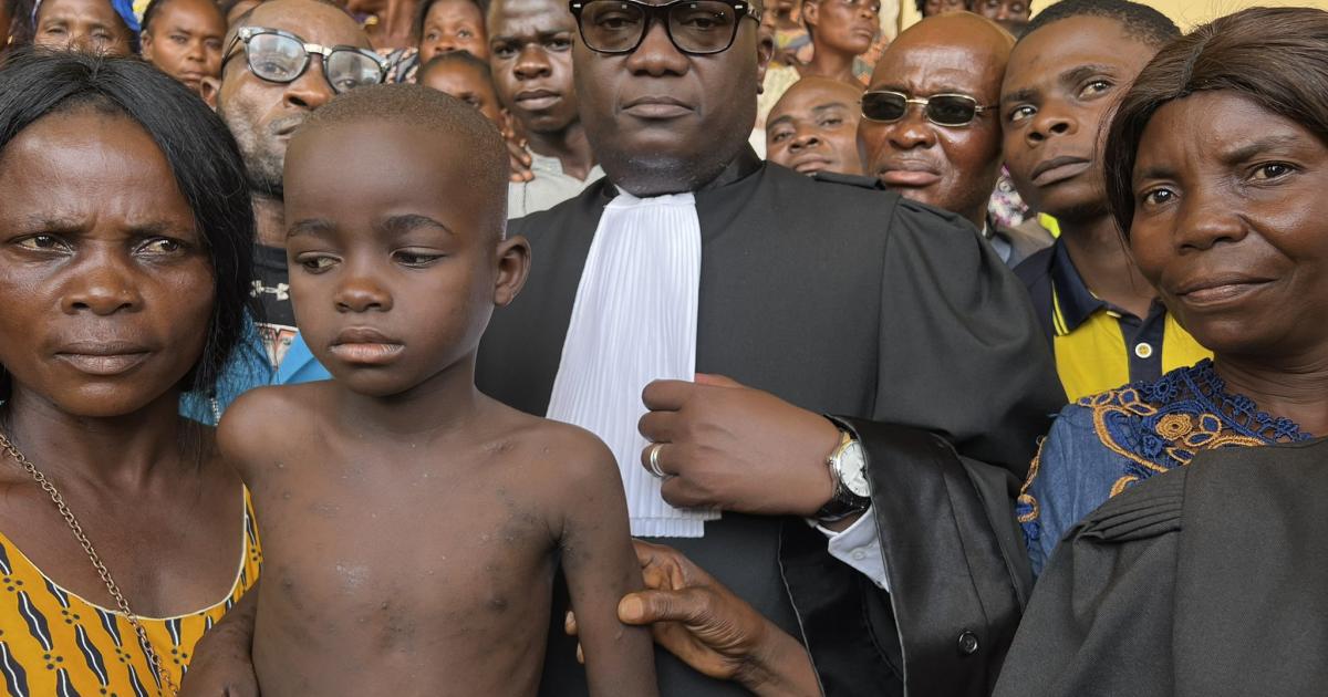 Guy Mafuta avec les victimes de la pollution