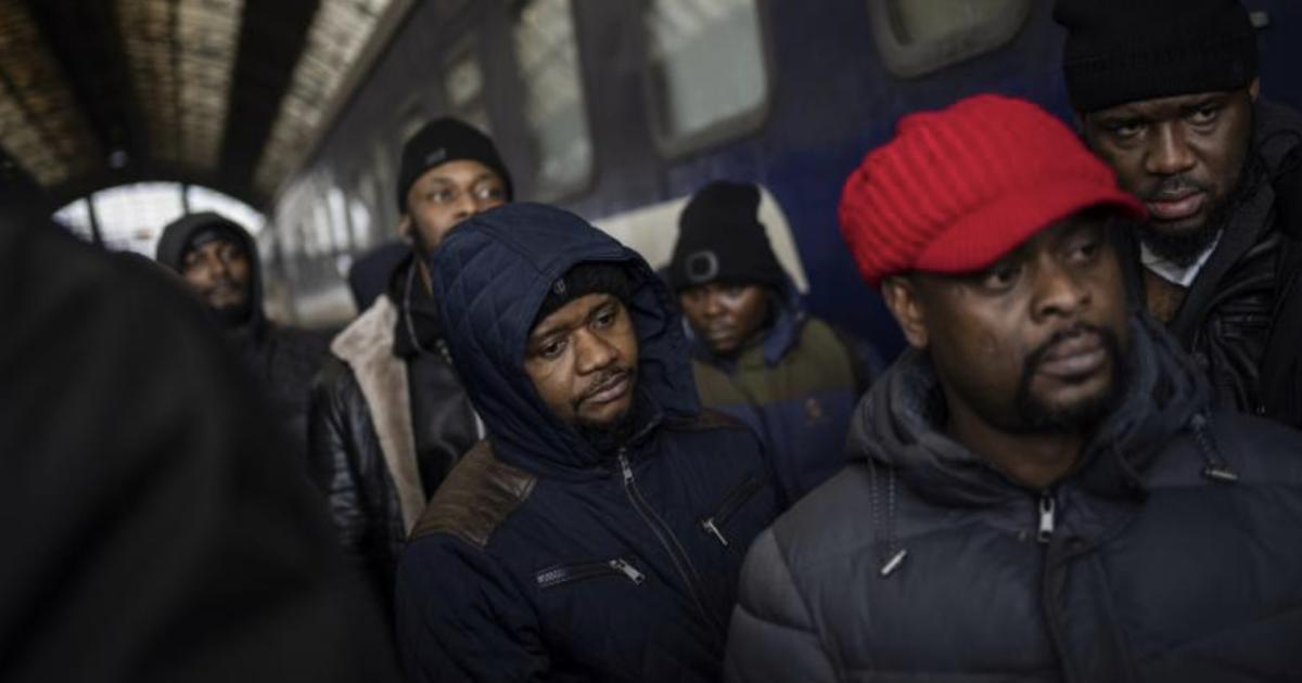 Des ressortissants africains prennent le train à Lviv pour quitter l'Ukraine ce dimanche 27 février 2022. © AP Photo/Bernat Armangue