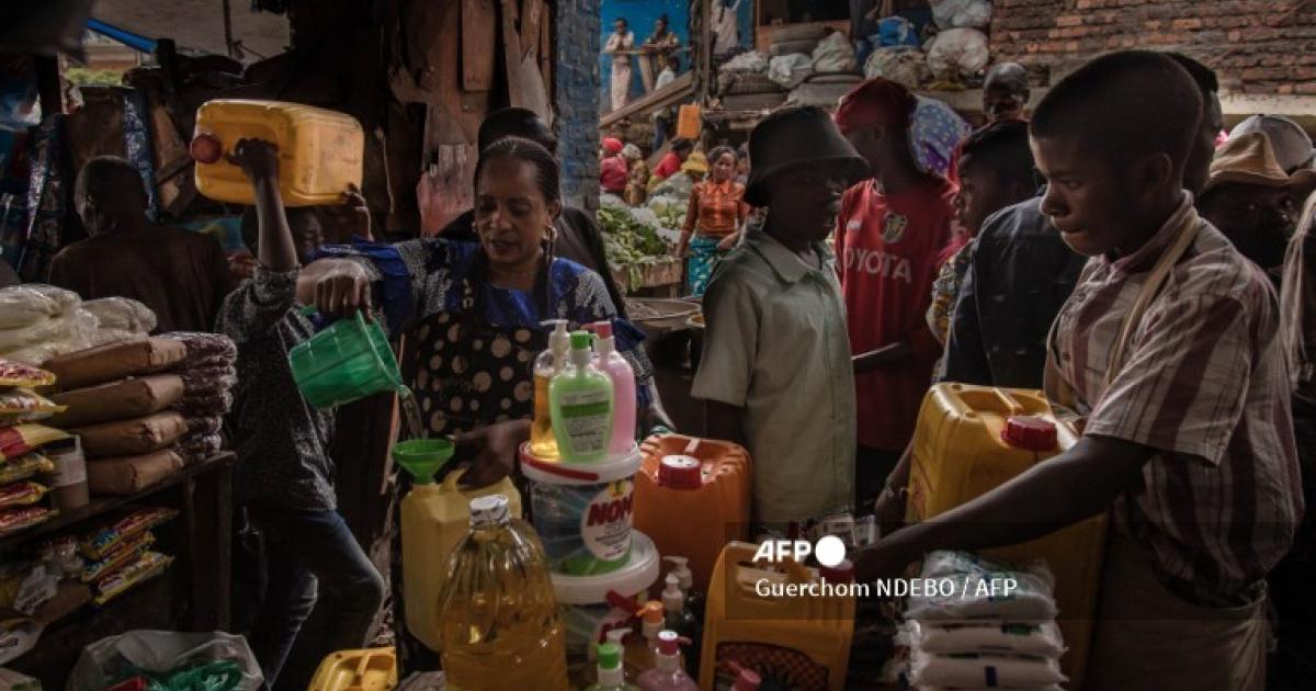 Des vendeurs des produits de première nécessité dans un marché à Bukavu