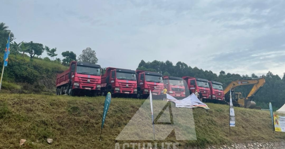 Des engins pour le projet de construction de la route Kasindi-Beni