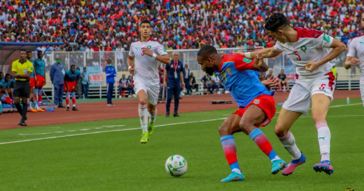 Cédric Bakambu aux prises avec deux joueurs marocains 