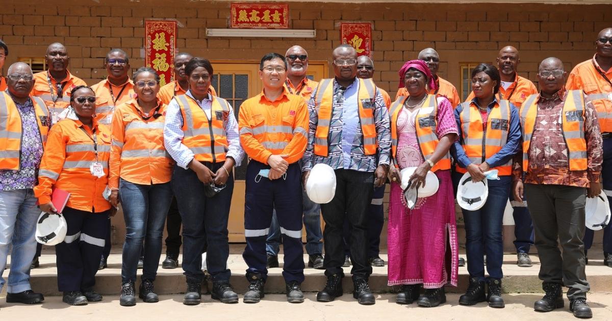Au centre, premier rang, M. Weiquan Xia, Directeur Général de MMG Kinsevere entouré de la délégation de la présidence de la RDC, de la Gécamines et de la haute direction de MMG Kinsevere
