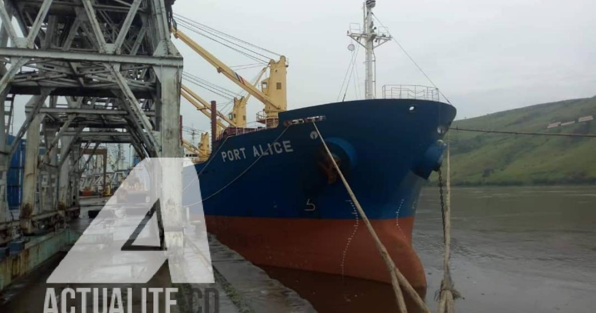 Un navire au port de Matadi