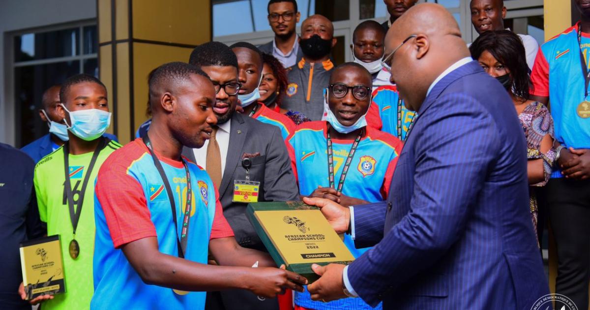 Félix Tshisekedi en train de congratuler l'équipe de la RDC, vainqueur du tournoi panafricain interscolaire 