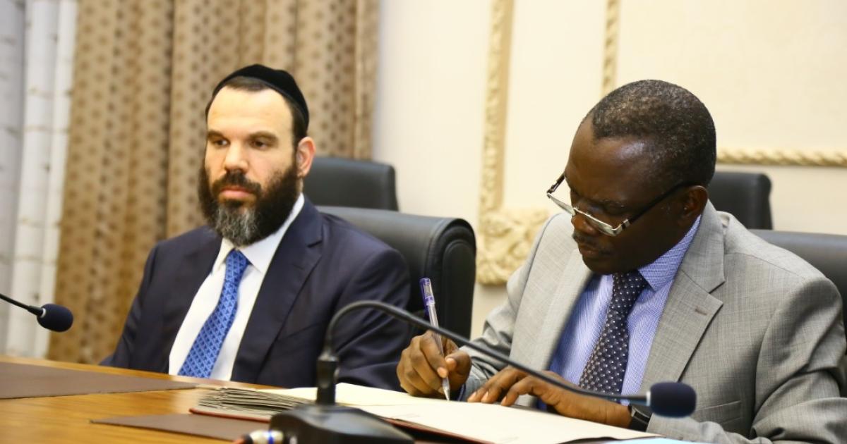 Dan Gertler signant l'accord avec la partie congolaise