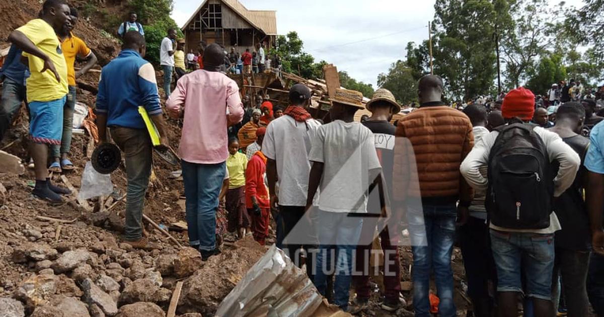 Des personnes rassemblées après un éboulement de terre à Bukavu