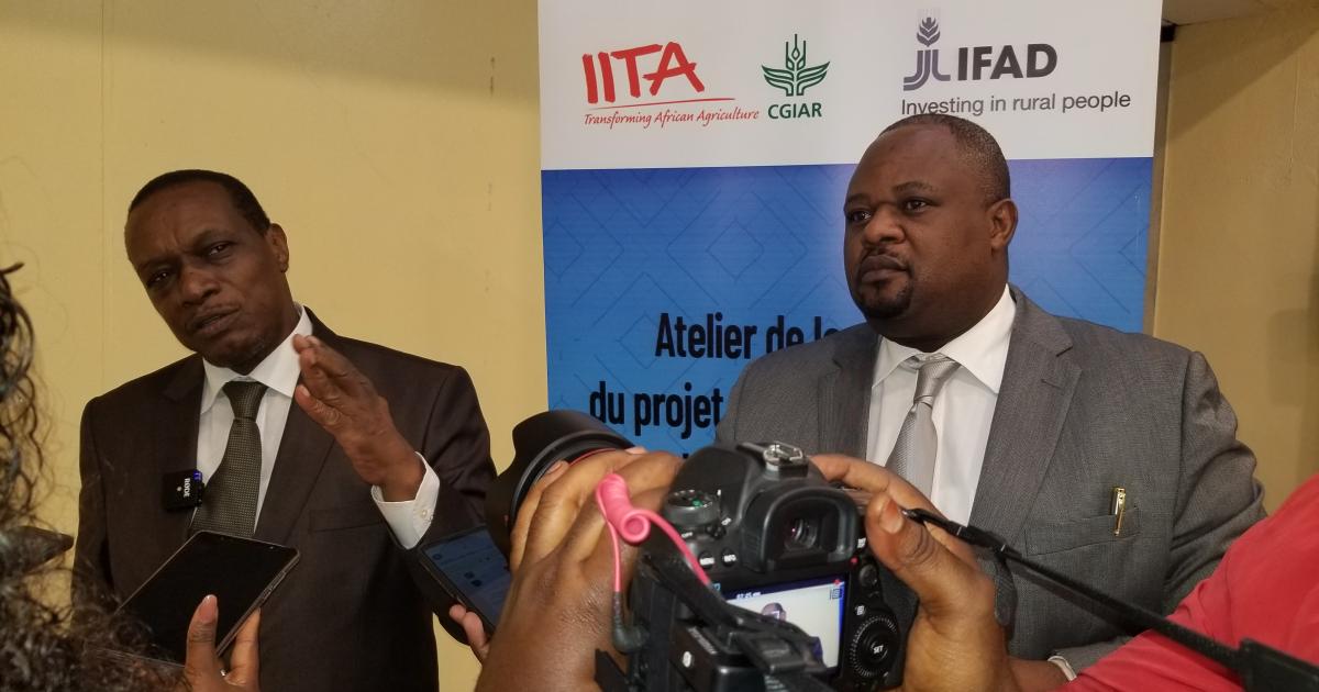 Le Résident pays IITA et le Dircab du ministre d'État au développement rural. Photo actualite.cd