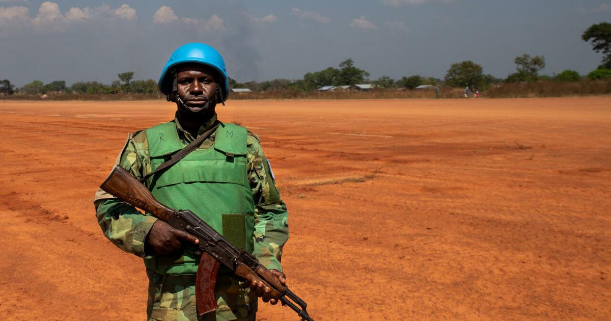 Un soldat de la Minusca lors d'une mission de maintien de la paix à Paoua dans le nord-ouest de la Centrafrique, le 2 décembre 2021. © Barbara Debout, AFP