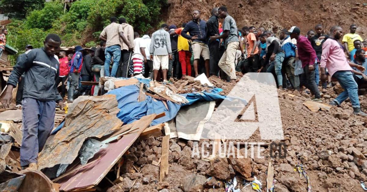 Des personnes rassemblées après un éboulement de terre à Bukavu