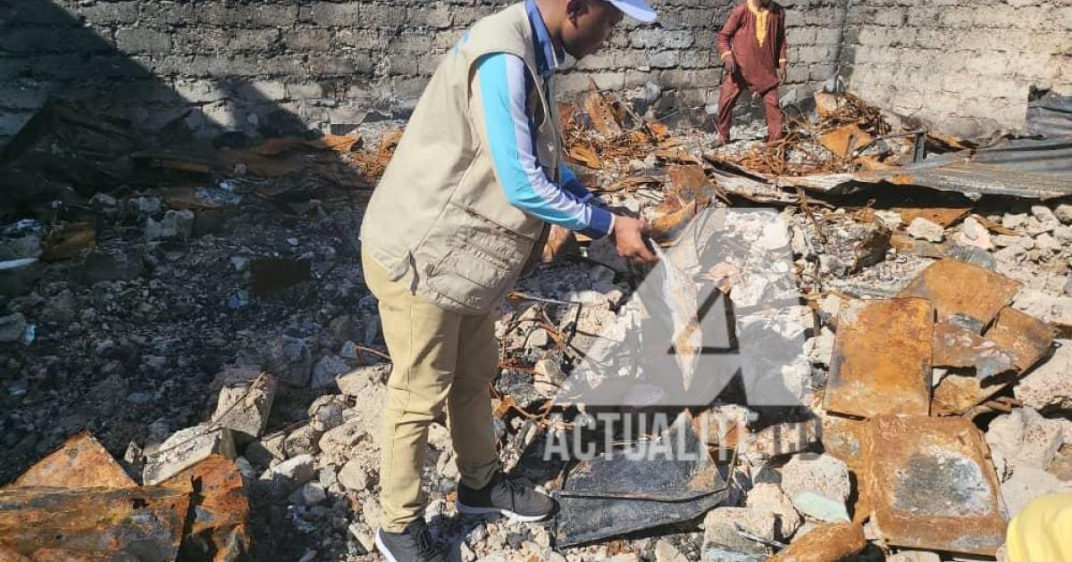 Paul Mohindo, rapporteur adjoint de la CENI, lors d'une descente à Bikoro après incendie d'un entrepôt 