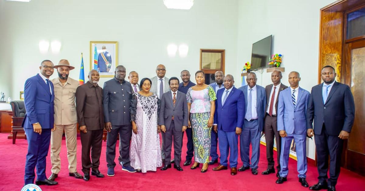 La délégation des élus de Lubumbashi conduite par leur collègue Célestin Mbuyu, président de la communauté Katangaise à Kinshasa avec le président de l'Assemblée nationale
