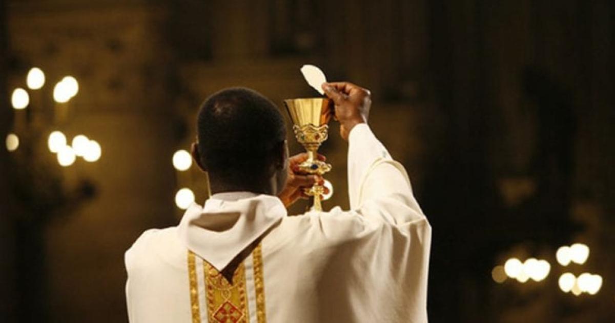 un pretre avec la communion illustration