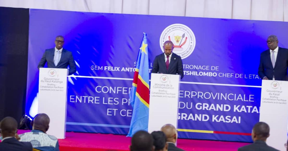 Jacques Kyabula, Patrick Muyaya et Dieudonné Pieme lors d'un briefing