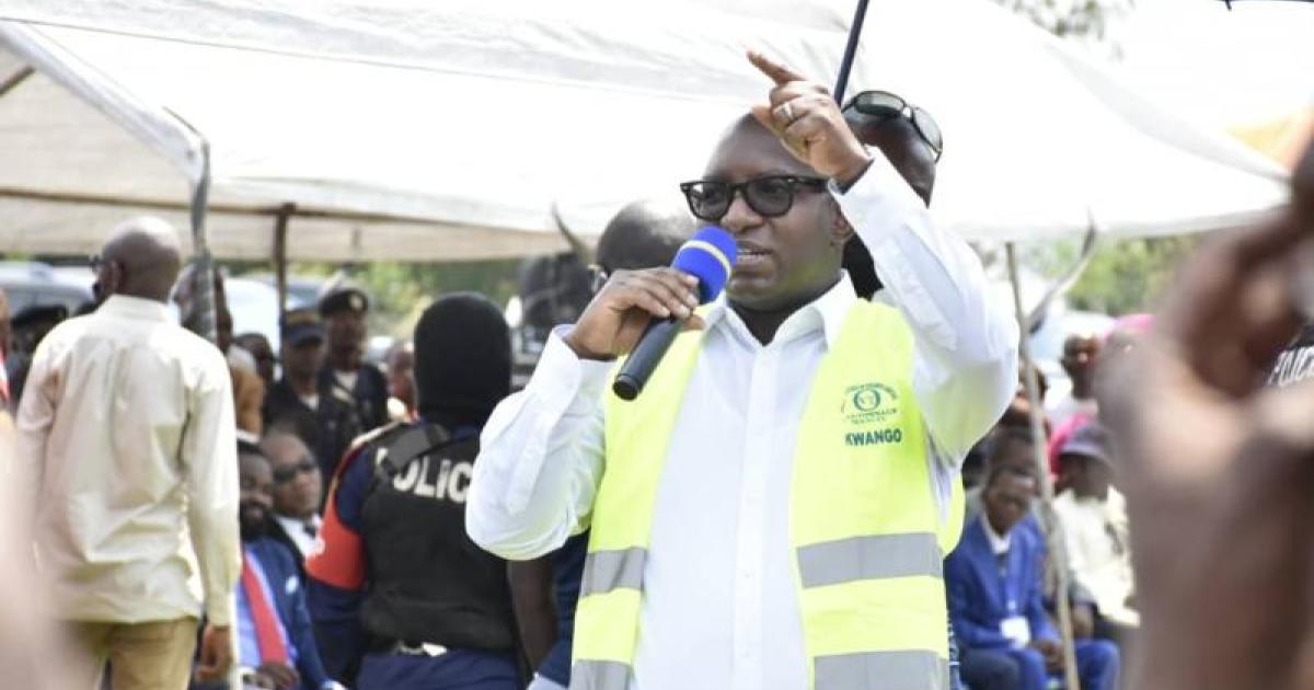 Sama Lukonde lors du lancement du PDL-145T à Kenge 